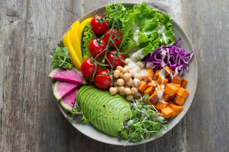 Semi di canapa su piatto con ingredienti naturali — valori nutrizionali e ricette km0